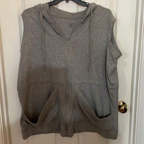 Everyday Hooded Vest! - Picture 3 of 4